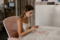 Kobieta tworzy winietki slubne