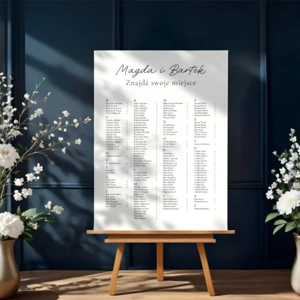 Alfabetyczny plan stołów na białej tablicy