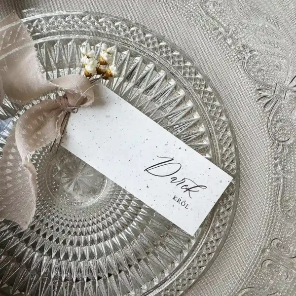 Personalizowana winieta ślubna - płaska, w jasnej kolorystyce przepasana materiałem