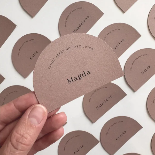 Elegancka winietka ślubna w kształcie łuku w brązowym kolorze