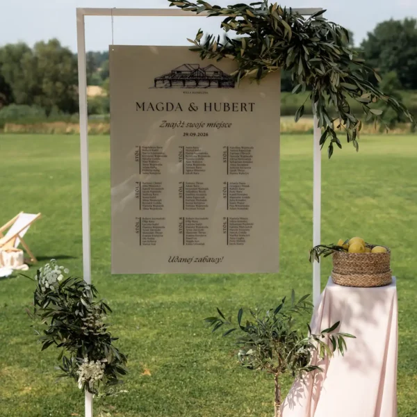 Plan stołów na wesele, elegancko wystawiony z dekoracjami cytrynowymi.