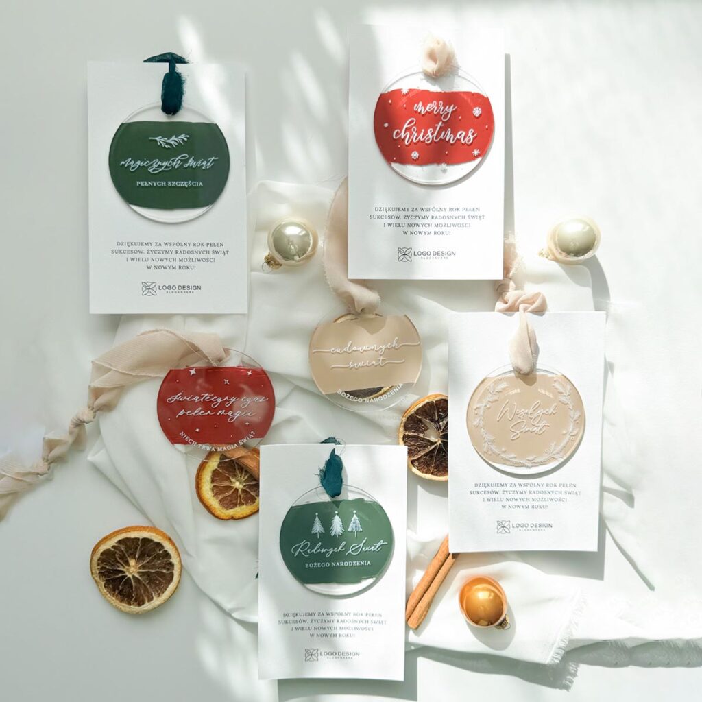 Zestaw świątecznych bombek z logo firmy