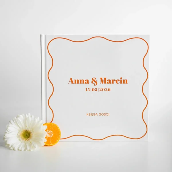 Biała księga gości z zestawu Sycylia z falowanym wzorem na okładce - widok na jej okładkę po lewej kwiat i cytryna