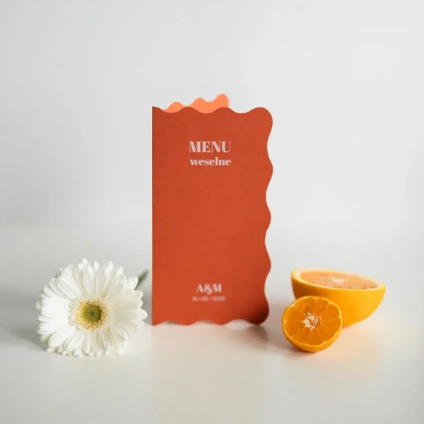 Stojące menu z kolekcji Sycylia z falowanymi krawędziami oraz kolorze ceglastym z widokiem na jego okładkę