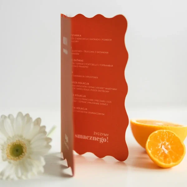 Stojące menu z kolekcji Sycylia z falowanymi krawędziami w kolorze ceglastym z widokiem na jego środek