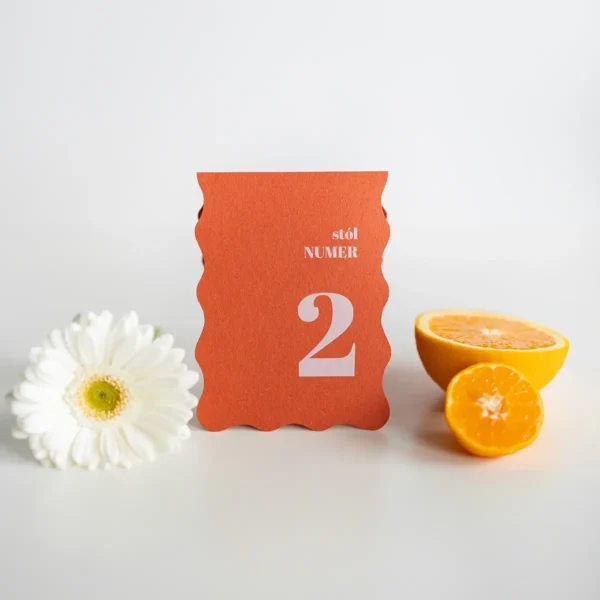 Prosty numer stołu weselnego z kolekcji Sycylia z kolorze pomarańczowym z brzoskwiniowym nadrukiem