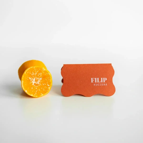 Mała winietka w kolorze ceglastym i falistym kształtem z zestawu Sycylia obok cytryny