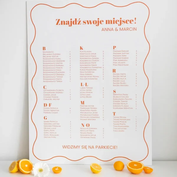 Plan stołów weselnych z kolekcji Sycylia w kolorze białym z pomarańczowym nadrukiem i falowanym wzorem