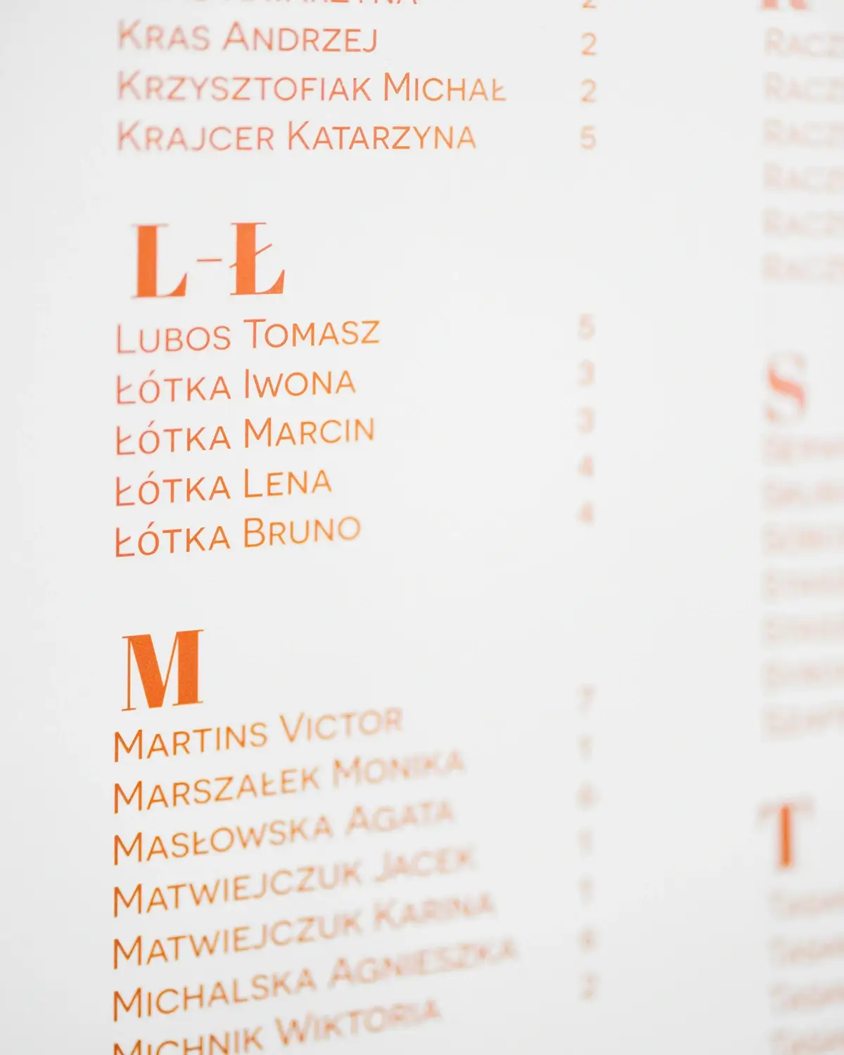 Rozkład stołów weselnych z zestawu Sycylia zbliżenie pod kątem na nadrukowany tekst