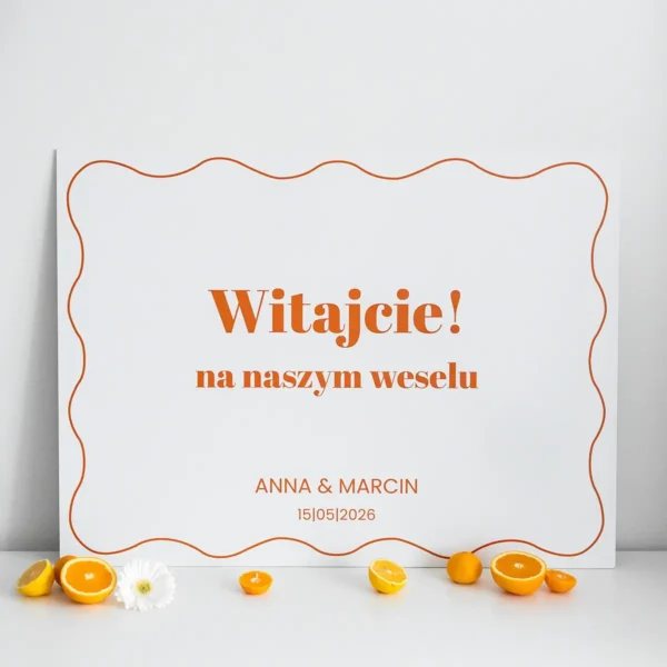 Biała tablica powitalna z kolekcji Sycylia z falowanym wzorem w kolorze pomarańczowym