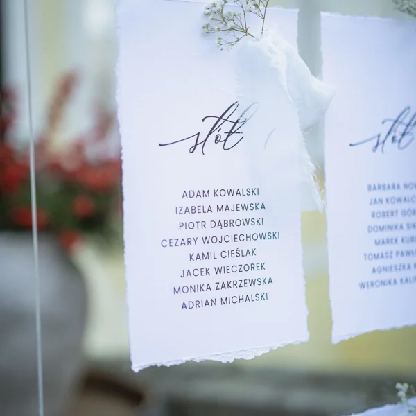 Karty planu stołów z suszonymi białymi kwiatami