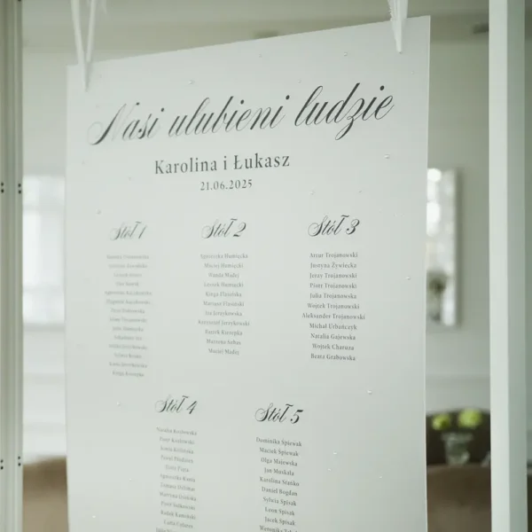 Plan stołów na mrożonej plexi ozdobiony perłami