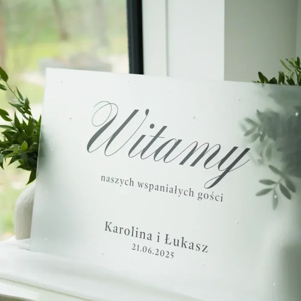 Tablica powitalna na wesele ozdobiona perłami