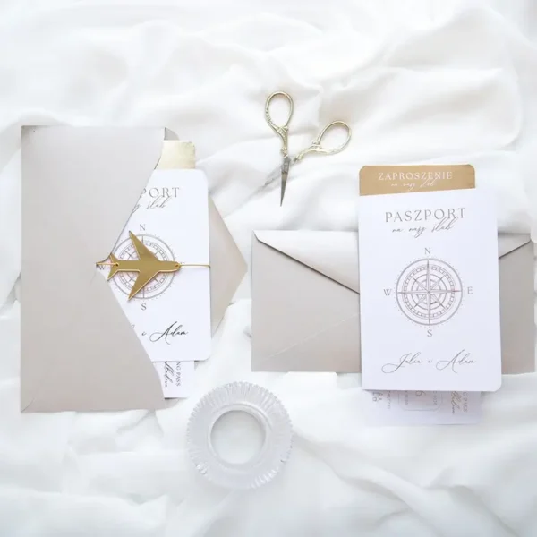 Komplet zaproszeń paszportowych ułożonych na delikatnym, jasnym tle.