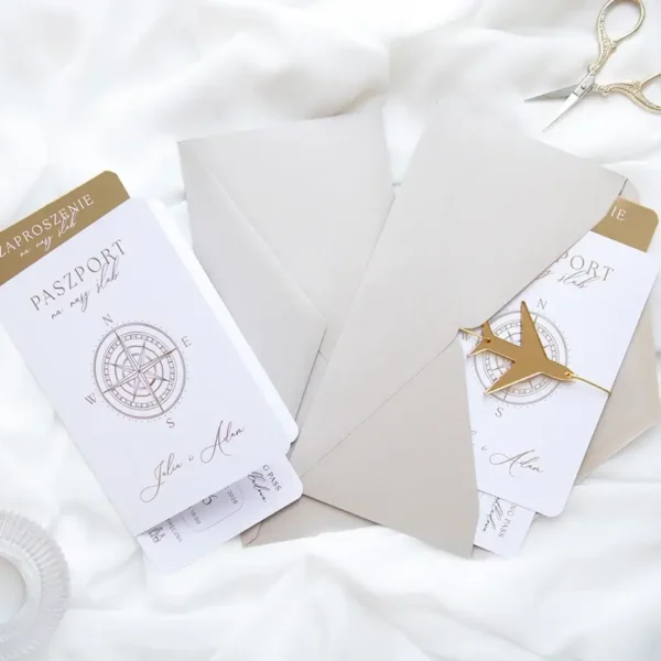 Kompletny zestaw zaproszeń ślubnych paszportowych z kopertą, kartą pokładową i złotym elementem samolotu.