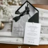 Stylowe zaproszenie ślubne kalka ze zdjęciem z czarną kopertą i ozdobnym sznurkiem. Minimalistyczna elegancja dla par ceniących wyjątkowe detale.