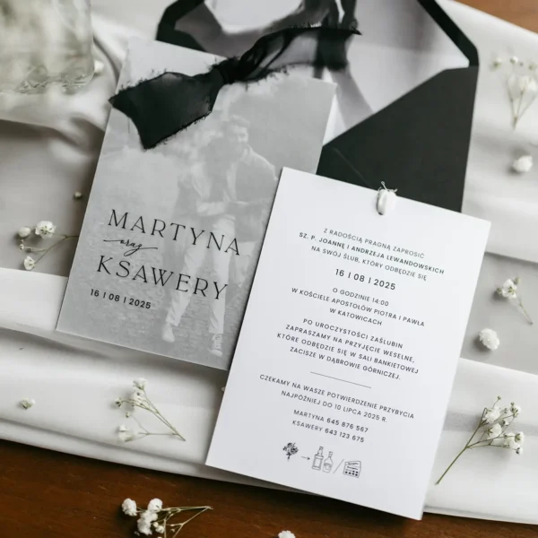 Zaproszenie ślubne kalka ze zdjęciem z czarną wstążką i elegancką kartą informacyjną. Nowoczesny design podkreślający wyjątkowy charakter uroczystości.