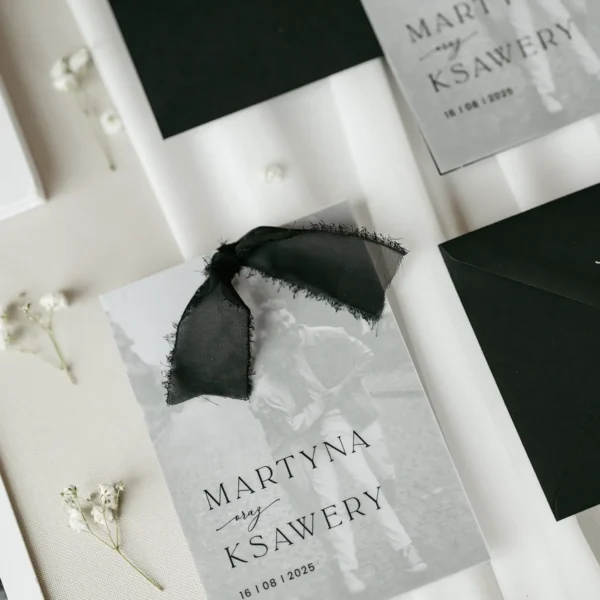 Eleganckie zaproszenie ślubne kalka ze zdjęciem z czarną wstążką, półprzezroczystą kalką i personalizowanym nadrukiem. Nowoczesny design z klasycznym akcentem.
