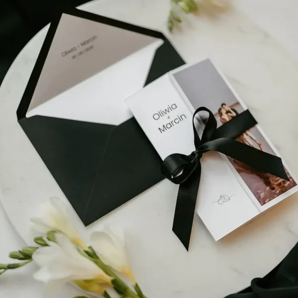 Nowoczesne zaproszenie ślubne z personalizowanym zdjęciem pary młodej.
