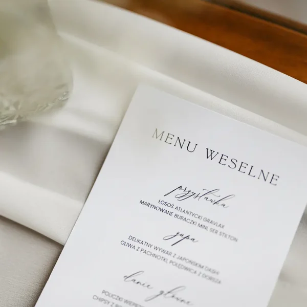 Zbliżenie na płaskie menu do położenia na talerzyk