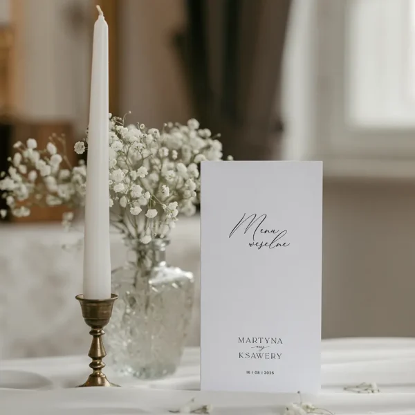 Menu weselne minimalistyczne na tle świeczki i gipsówki