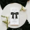 Menu z winietka w kształcie kokardki do położenia na talerzyk