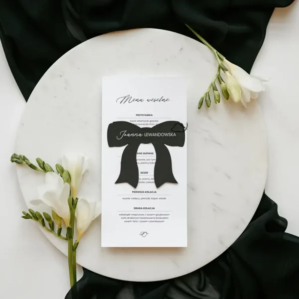 Menu z winietka w kształcie kokardki do położenia na talerzyk