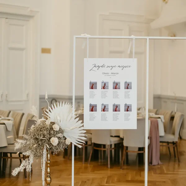 Plan stołów ze zdjęciami wiszący na sali weselnej