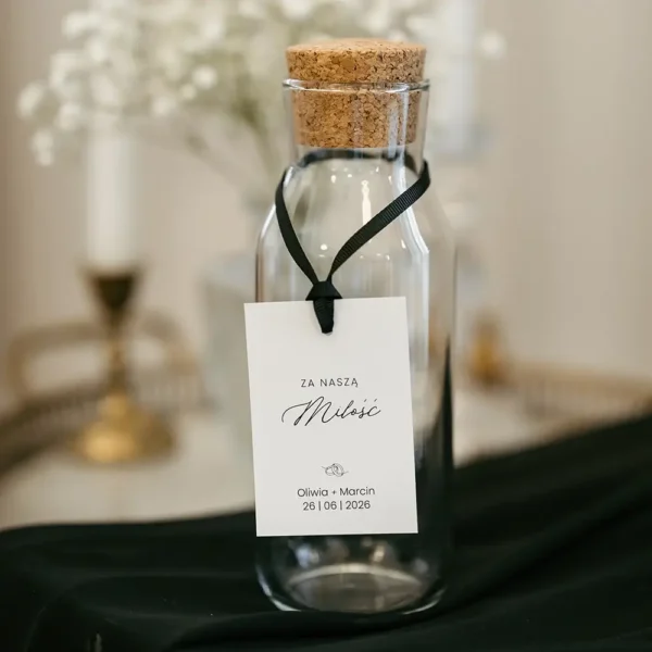 Biała zawieszka na alkohol z czarną wstążką