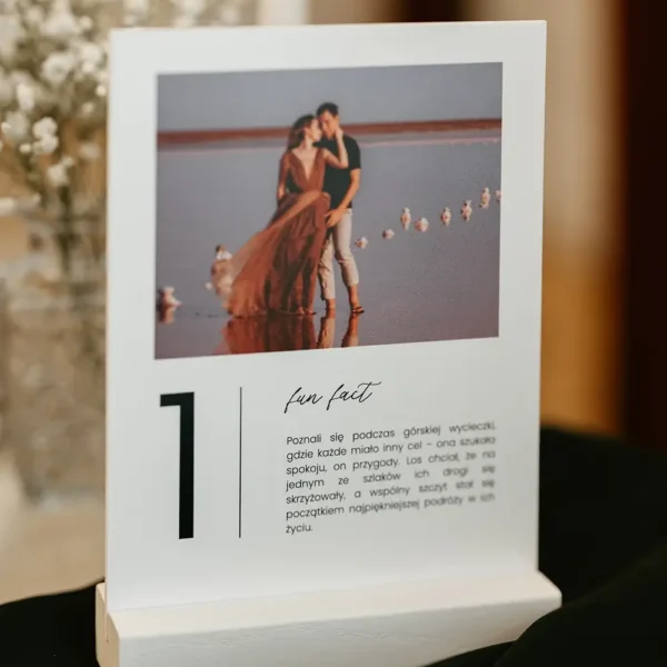 Numer stołów ze zdjęciem i historią pary młodej