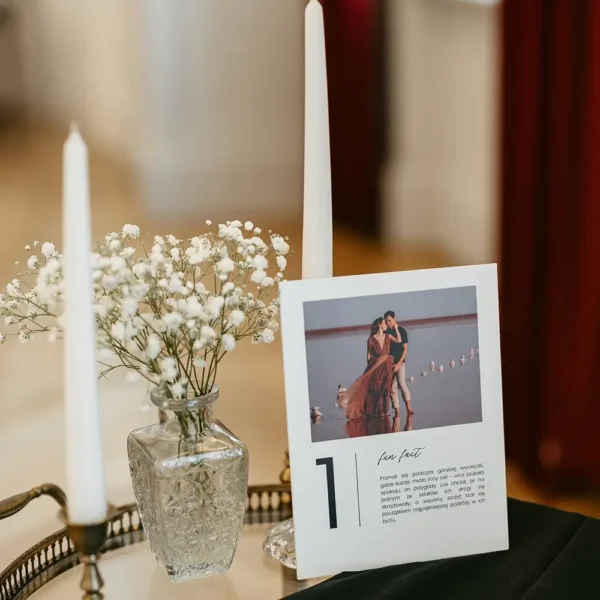 Numer stołów ze zdjęciem pary młodej ustawiony na stole