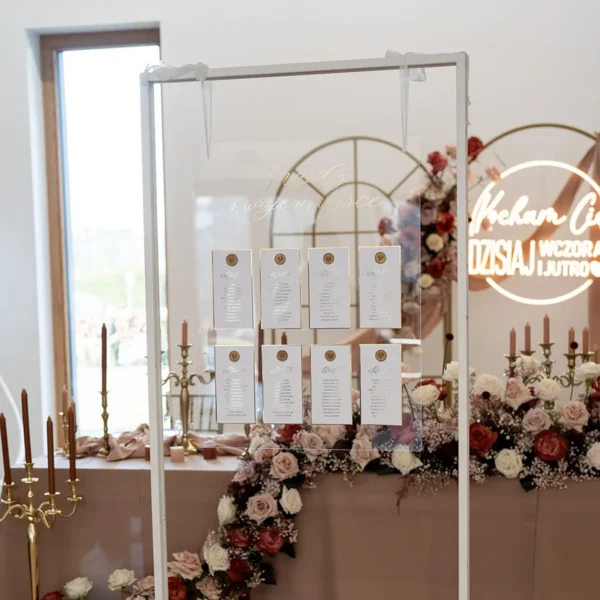 Elegancki plan stołów weselnych z kolekcji Złoty Folder, wykonany z transparentnej płyty i złotych kartoników.