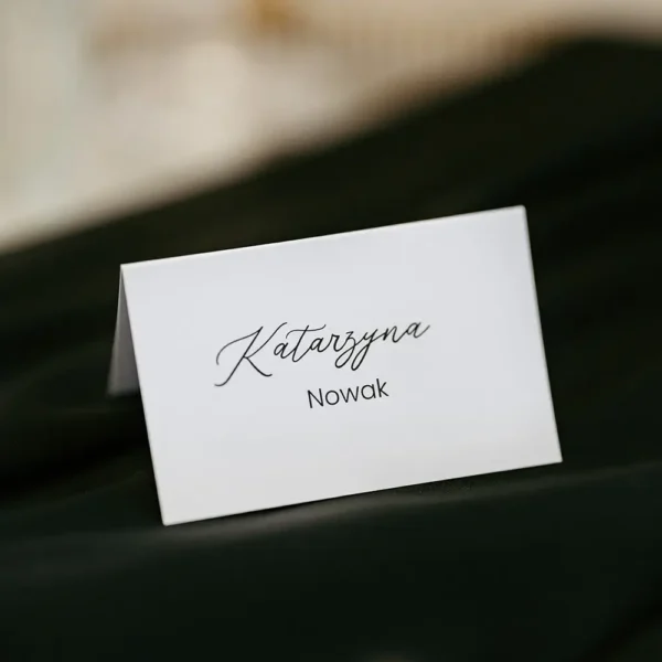 Elegancka winietka na stół weselny w klasycznym stylu daszka, z delikatnym, stylowym napisem