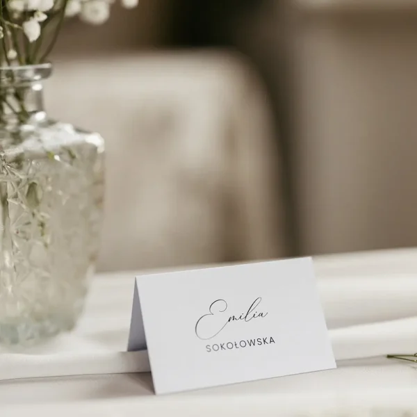 Stylowa winietka ślubna w formie klasycznego daszka. Elegancki, minimalistyczny design idealny na uroczysty stół.