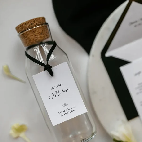 Zawieszka na alkohol na butelce z czarną wstążką