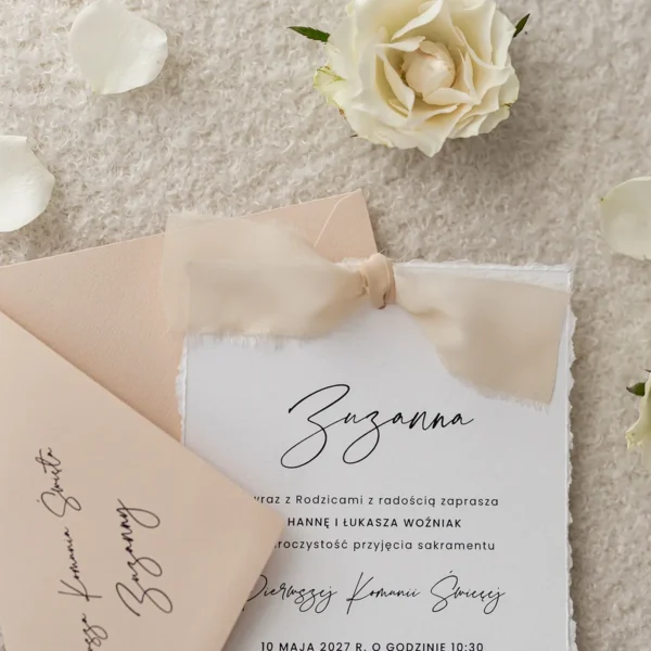 Zaproszenie komunijne w ciepłym odcieniu beżu, z ręcznie szarpanymi brzegami i delikatnym zdobieniem z szyfonowej wstążki.