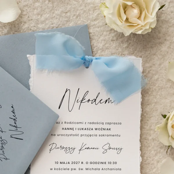 Zaproszenie na Pierwszą Komunię Świętą w chłodnym odcieniu błękitu, z ręcznie szarpanymi brzegami i elegancką wstążką.