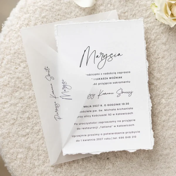 Eleganckie zaproszenie na Pierwszą Komunię Świętą z transparentną kopertą, delikatnym papierem i subtelnym fontem.