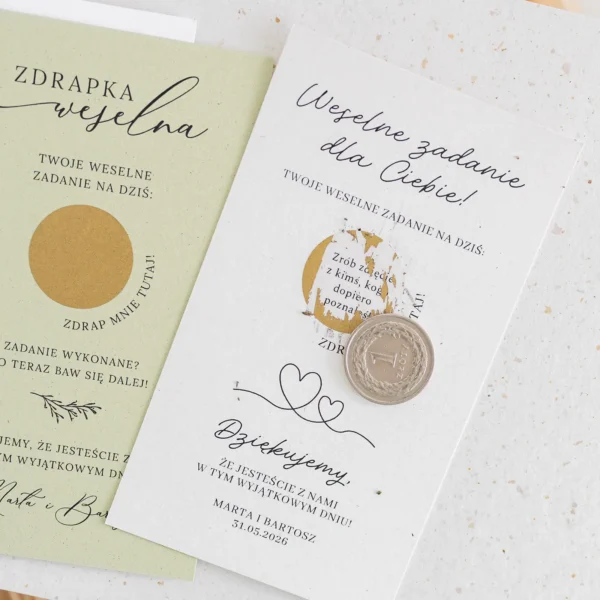 Zdjęcie dwóch kart weselnych z zadaniami do zdrapania i monetą, na jasnym tle.