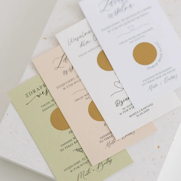 Zdjęcie czterech różnych kart weselnych z miejscem do zdrapania w odcieniach bieli, beżu i zieleni.
