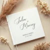 Minimalistyczna księga gości ślubnych w klasycznym stylu, z personalizowanym napisem na okładce.