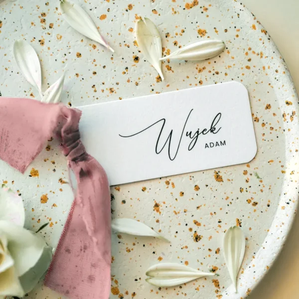 Elegancka winietka na stół weselny z imieniem 