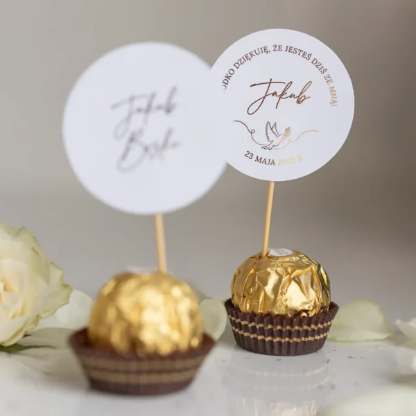 Słodkie podziękowanie na komunię – winietka na pralince Ferrero Rocher z napisem i dekoracyjnym topperem.