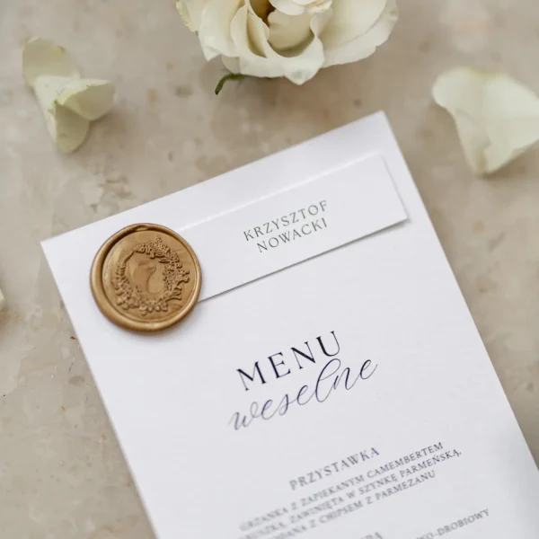 Menu weselne z imieniem gościa na opasce i złotą pieczęcią lakową, z kolekcji Zamek Chałupki
