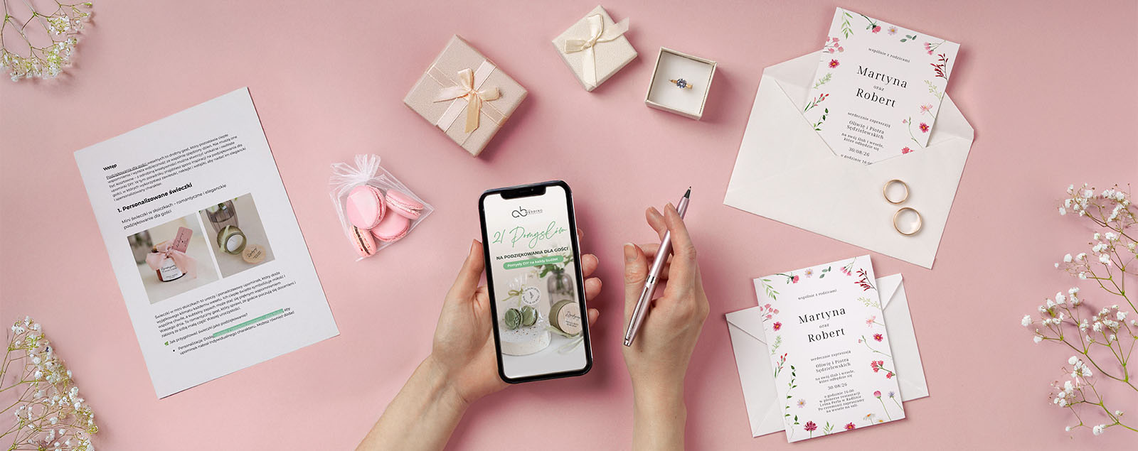 E-book o pomysłach na prezenty dla gości weselnych, zdjęcie telefonu i prezentów na różowym tle.