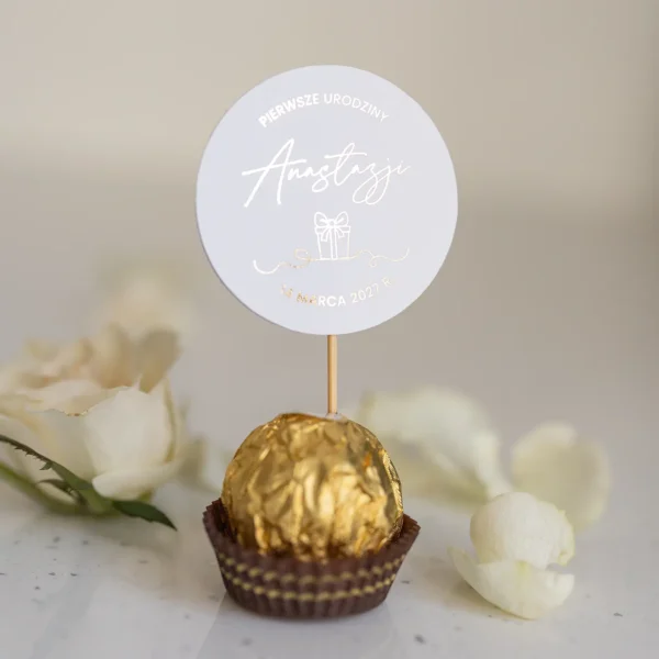 Podziękowanie na roczek – pralinka Ferrero Rocher z personalizowanym topperem i grafiką prezentu.