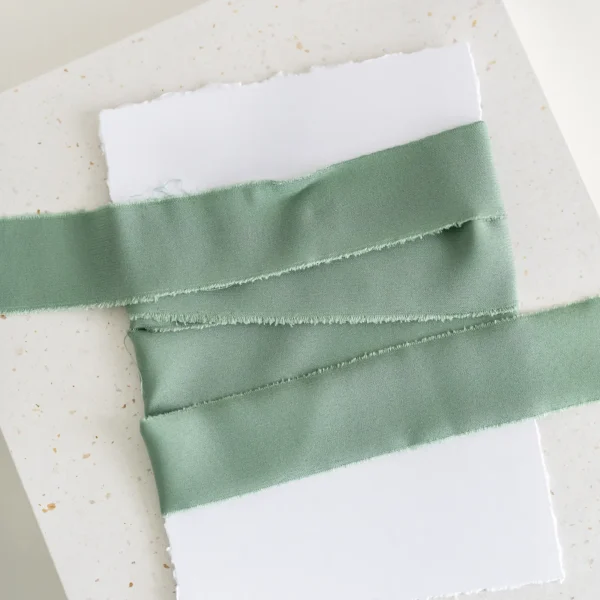 Zielona wstążka satynowa na białym tle.