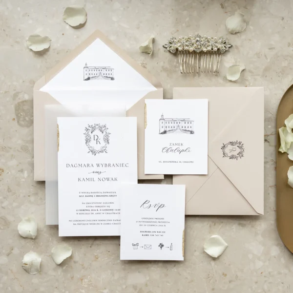 Komplet papeterii ślubnej Zamek Chałupki z kopertą, kartą RSVP i kartą z adresem, ułożony na tle płatków róż
