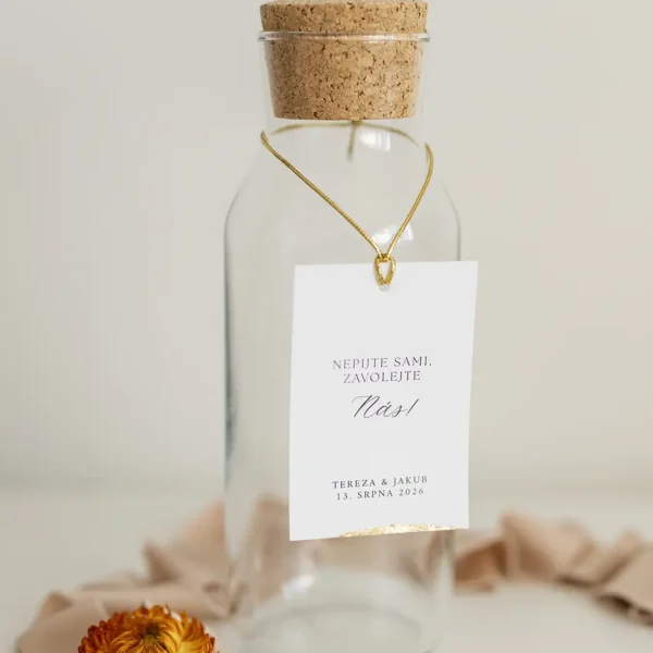 zawieszka z kolekcji Zamek Chałupki zawieszona na szklanej butelce z korkiem