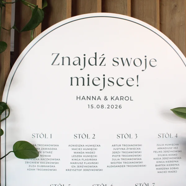 Biały plan stołów z kolekcji Jungle z subtelnym napisem i minimalistyczną kompozycją stołów.